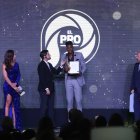 Alexander Domínguez con el premio que lo reconoce como El Pro de 2023.