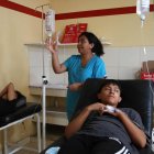 Dos pacientes con dengue reciben tratamiento en un hospital de Piura, en el sur de Perú.