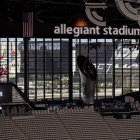Fotografía de archivo donde se ve una una parte de la avenida "The Strip" de Las Vegas a través de una ventana del Allegiant Stadium, el 25 de septiembre de 2023, en Las Vegas (Estados Unidos).