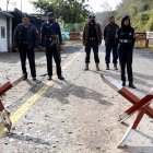 Funcionarios de seguridad paquistaníes hacen guardia frente a la residencia del ex primer ministro condenado Imran Khan, en Islamabad, el 1 de febrero de 2024.