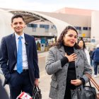 La mexicana Gloria Montoya (d) emocionada tras ser recibida por su hijo Bill de la Rosa (i), un estudiante de leyes en la Universidad de Yale