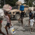 Personas abandonan sus hogares a causa de la guerra entre bandas armadas en la zona de Pernier, en la comuna de Petionville, en Puerto Príncipe (Haití).