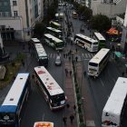 Un conjunto de autobuses estacionados durante una protesta de transportistas que exigen en levantamiento de los bloqueos a las vías, en La Paz (Bolivia).