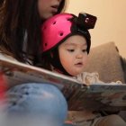 Utilizando información de cámaras montadas en la cabeza del niño, los investigadores entrenaron un modelo de IA multimodal que pudo relacionar palabras con imágenes visuales.