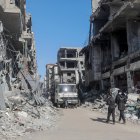 Palestinos caminan entre edificios destruidos en el campo de refugiados de Al Nuseirat, Franja de Gaza, el 1 de febrero de 2024.