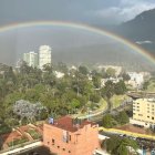 Registro general de un arcoiris, captado este miércoles, 31 de enero 2024, durante el primer aguacero en tres semanas, en Bogotá (Colombia).