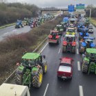 El convoy de agricultores de un sindicato minoritario que intentaba bloquear el mercado mayorista de Rungis, al sur de París, ha abandonado su objetivo y volverá a casa cuando se libere a los 91 detenidos que hubo ayer por una operación de intromisión en esas instalaciones.