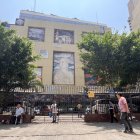 Deterioro. Las paredes y obras que se visualizan en la calle Francisco P. Icaza lucen cada vez más destruidas. Los transeúntes observan los visibles daños en las obras de arte expuestas.