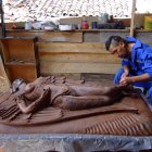 Eduardo Moscoso realiza la escultura denominada Ángel del templo Arutam.