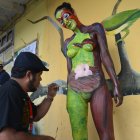 Los artistas para plasma el arte en la piel investigan en las comunidades sobre detalles de la naturaleza.