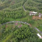 La foto aérea muestra el deslizamiento de la parte superior de la carretera y el colapso de dos casas; y el corte de la vía en la parte inferior.