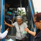 Medida. Los adultos mayores pagarán la mitad del pasaje de bus de lunes a sábado. Los domingos, gratis.