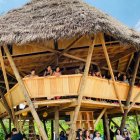 Construida con madera de densidad y un diseño geométrico de triángulos perimetrales. La cubierta posee tejido vegetal.