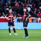 Piero Hincapié (d) jugará de titular con Bayer Leverkusen