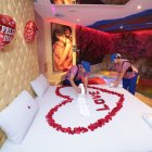 Decoración. Trabajadoras alistan la habitación imperial del Green House.