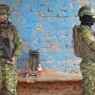 Soldados del ejército ecuatoriano vigilan cerca al Centro de Privación de Libertad Zonal No. 8 en Guayaquil (Ecuador). Foto de archivo.