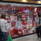 Comercio. Las vitrinas del Policentro ya lucen la decoración típica de San Valentín.