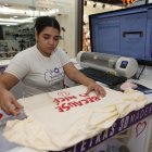 Local. En Vinilizarte, en el Policentro, hacen camisetas personalizadas.