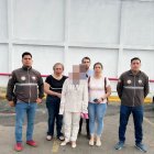 Agentes de la Unidad de Desaparecidos y familiares en compañía de la docente Sara Rivadeneira