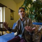 El escritor Adolfo Macías nació en 1960. Estudió Filosofía en la PUCE y es psicoterapeuta.