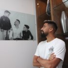 Noboa en su habitación tiene la foto de sus dos hijos, que están en Rusia.