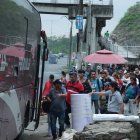 Así es cómo los pasajeros esperan las unidades para dirigirse a los balnearios. El paradero es informal.