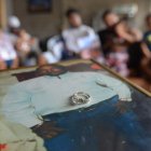 Luto. Los deudos recuerdan a Joppre con un cuadro y su fotografía junto con el anillo de compromiso.