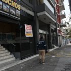 Los letreros de venta de inmuebles se han multiplicado en la ciudad.