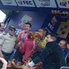 Muy a pesar de lo que se pueda pensar, Narváez festejó el título de campeón en el podio comiendo hornado junto a Richard Carapaz y Jefferson Cepeda.
