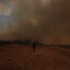 Fotografía de una nube de humo ocasionada por incendios hoy, en Viña del Mar (Chile).