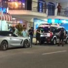 En el malecón de Salinas, los policías buscan a los atacantes. El lugar se mantenía resguardado además por militares.