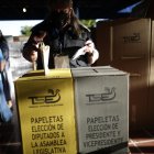 Una electora vota en el complejo educativo "Concha Viuda de Escalón" en San Salvador (El Salvador).