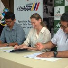 La ministra de Ambiente firma contrato marco que autoriza tomar recursos genéticos de especies para investigación.