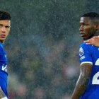 Moisés Caicedo (d) asistió en el primer gol, sin embargo Chelsea fue goleado