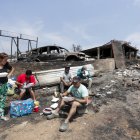 Personas del campamento irregular “Pompeya” almuerzan entre los escombros, tras los incendios del día viernes 2 de febrero, en la zona de Viña del Mar.