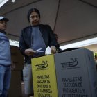 Un elector deposita su voto hoy, en un centro de votación en el Teatro de Cámara en San Salvador (El Salvador).