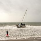 Un barco llega a la costa en un río en Santa Bárbara, California.
