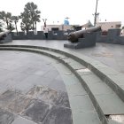 Realidad. Algunas cerámicas se han desprendido al ingresar a la calle Numa Pompilio Llona, en Las Peñas.