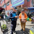Agentes de control socializan con los vendedores sobre el uso del espacio público para que se regularicen.