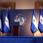 El presidente salvadoreño, Nayib Bukele, habla durante una conferencia de prensa, hoy en un hotel capitalino en San Salvador (El Salvador).