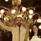 El actual presidente y ganador de la reelección, Nayib Bukele, habla desde el Palacio Nacional junto a su esposa Gabriela Rodríguez de Bukele
