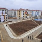 Junto a tres inmensos campos de desplazados por el terremoto de hace un año en del sur de Turquía, se levanta la nueva ciudad de Orenli (Adiyaman).