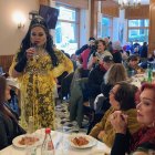 Una "Drag Queen" protagoniza una tómbola en la comida por el día de la romería de Montevergine