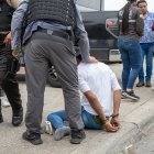 Fotografía de archivo que muestra a policías mientras detienen a un presunto delincuente