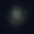 Una imagen compuesta en color de PEARLSDG realizada con datos JWST NIRCAM. Las estrellas individuales son visibles como pequeños puntos de luz en la imagen.