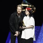 FINNEAS y Billie Eilish aceptan el premio “Canción escrita para medios visuales” por "What Was I Made For?", en la ceremonia de estreno de la 66ª edición de los Premios Grammy, este 4 de febrero de 2024.