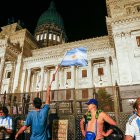 Buenos Aires. Varias personas protestan frente al Congreso.