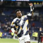 MADRID (ESPAÑA), 05/11/2023.- El delantero brasileño del Real Madrid Vinícius Júnior calienta minutos antes de comenzar el encuentro correspondiente a la jornada 12 de LaLiga que disputan este domingo Real Madrid y Rayo Vallecano en el Santiago Bernabéu. EFE/ Juan Carlos Hidalgo