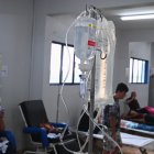 Varias personas reciben atención médica en una tienda de campaña improvisada para tratar casos sospechosos de dengue, el 24 de enero de 2024, en Brasil.