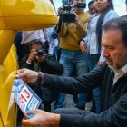 A 500 prestadores del transporte comercial en el Distrito Metropolitano de Quito se les colocó el adhesivo de identificación.